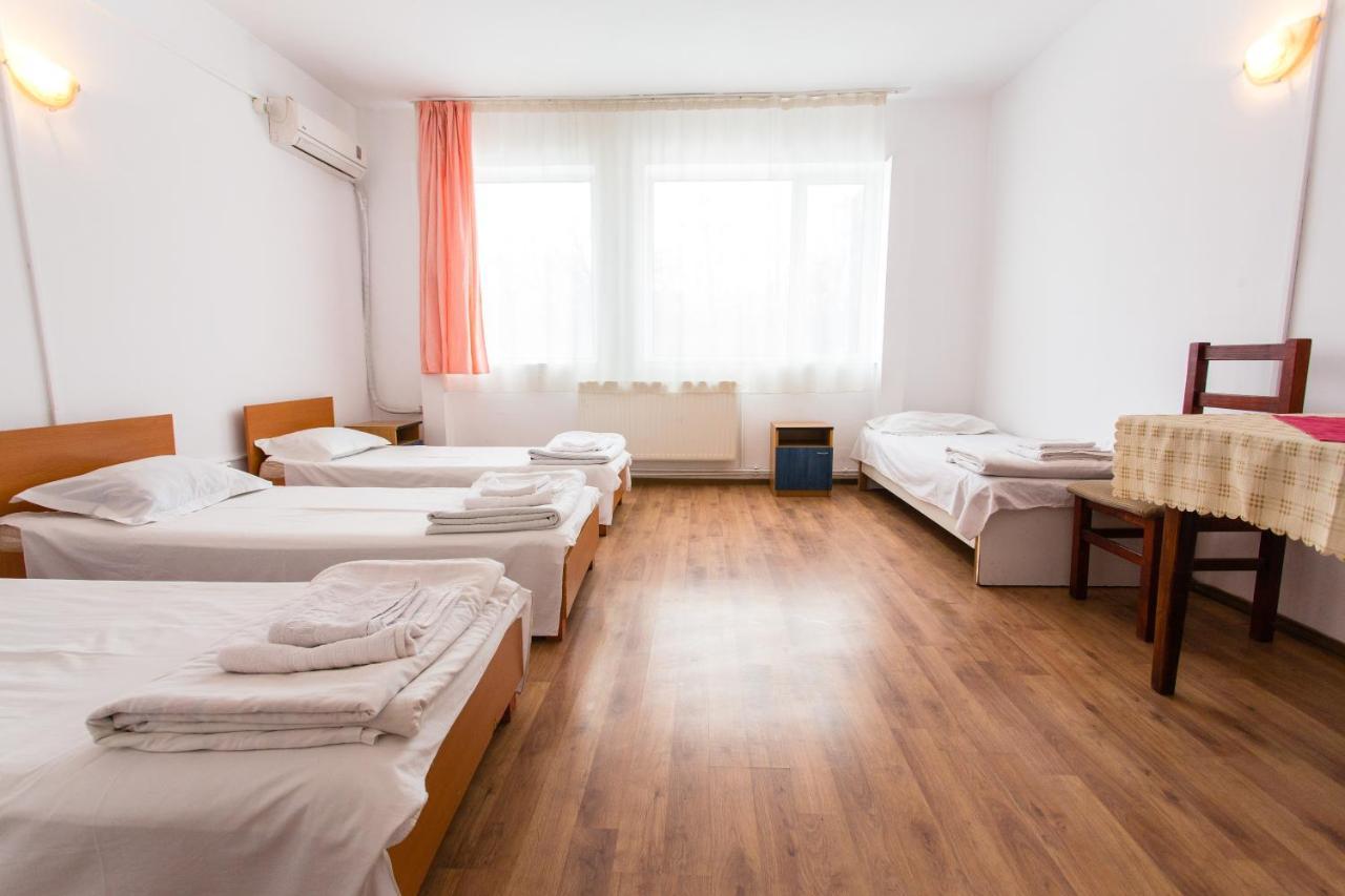 Plopeni Hostel Horia מראה חיצוני תמונה
