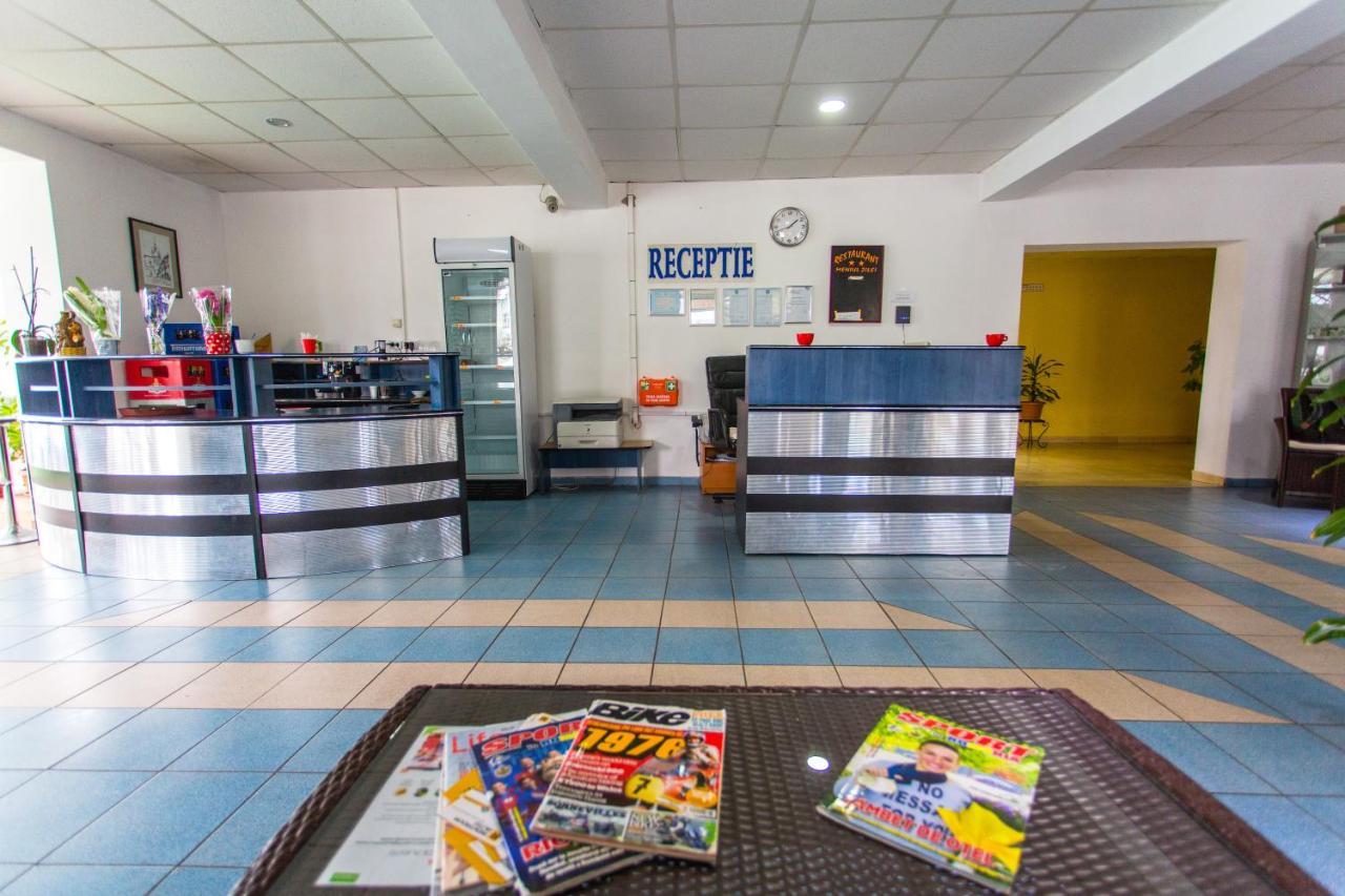 Plopeni Hostel Horia מראה חיצוני תמונה