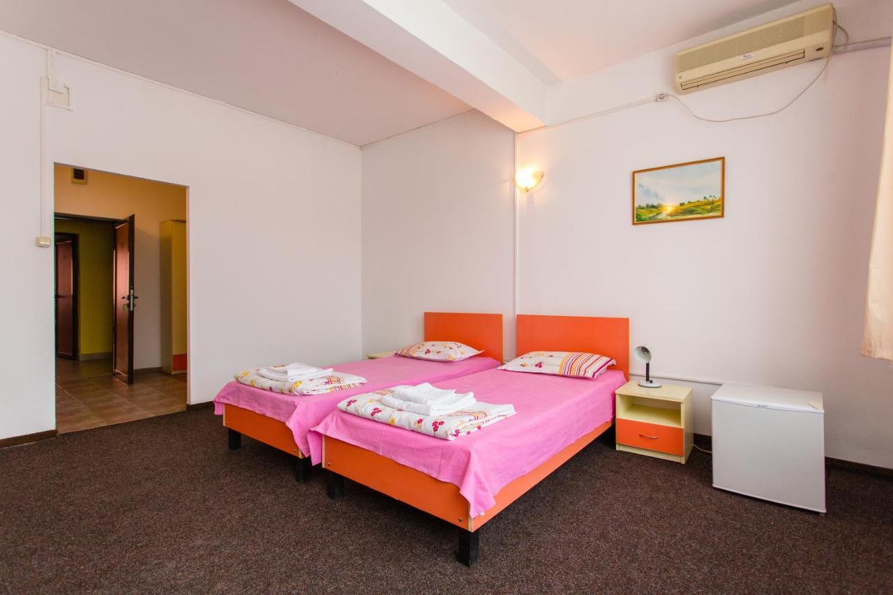 Plopeni Hostel Horia מראה חיצוני תמונה