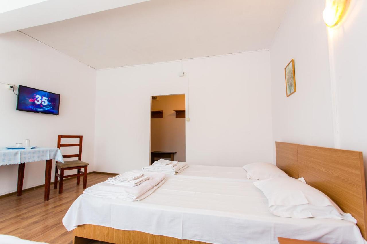 Plopeni Hostel Horia מראה חיצוני תמונה