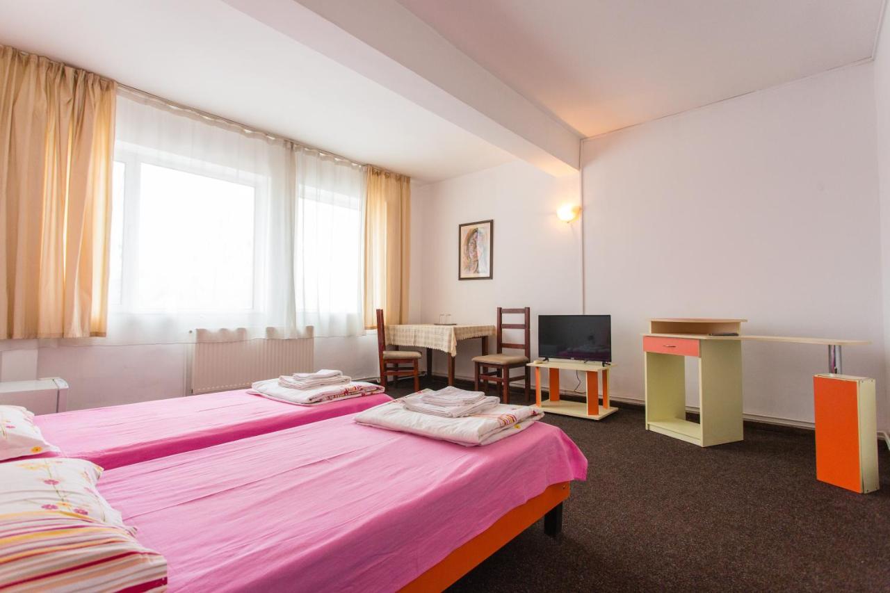 Plopeni Hostel Horia מראה חיצוני תמונה